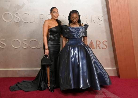 (L-R) Alex Martin Dean and Whoopi Goldberg arrive on the red carpet for the 97th Academy Awards in the Hollywood section of Los Angeles on Sunday, March 2, 2025.  LAP20250302369 JIMxRUYMEN