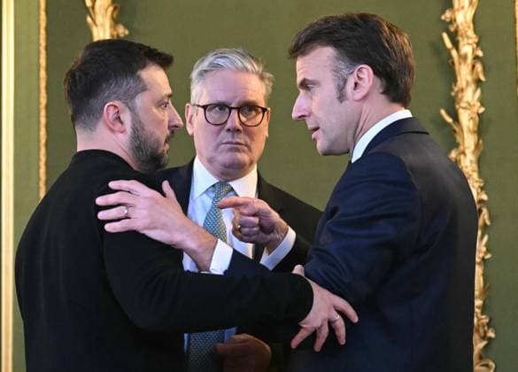 News Themen der Woche KW09 . 02 03 2025. London, United Kingdom. Ukraine President Volodymyr Zelensky, UK Prime Minister Keir Starmer and French President Emmanuel Macron at the European Leaders Summit in London.  xPoolx xi-Imagesx IIM-25773-0038