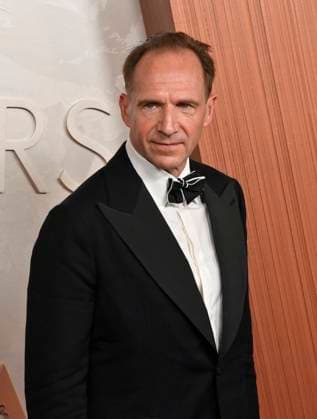 Ralph Fiennes arrives on the red carpet for the 97th Academy Awards in the Hollywood section of Los Angeles on Sunday, March 2, 2025.  LAP20250302406 JIMxRUYMEN