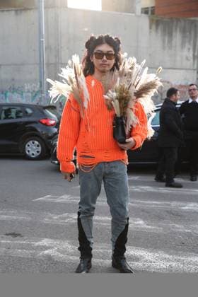 Mailand Fashion Week, Streetstyle MFW 2025 Moschino street style in Milan, Italy - 28 Feb 2025 A fashionista poses for photographers in street style before the Moschino FW 2025 - 2026 fashion show. Milan Womens Fashion Week is taking place from February 25 to March 3, 2025 in Milan, Italy Milan Italy Copyright: xTakimotoxMarinax xSOPAxImagesx 649A4470-b