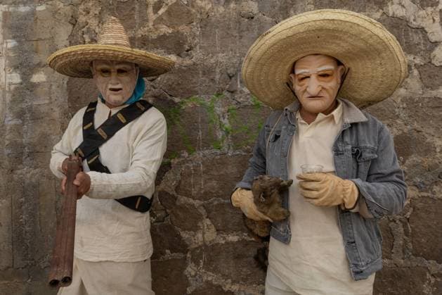 News Themen der Woche KW09 March 2, 2025, San Lorenzo Huitzizilapan, Estado De Mexico, Mexico: People in costumes toured the town of San Lorenzo Huitzizilapan carrying artisanal monumental bulls to celebrate the carnival. San Lorenzo Huitzizilapan Mexico - ZUMAl178 20250302_znp_l178_024 Copyright: xCristianxLeyvax