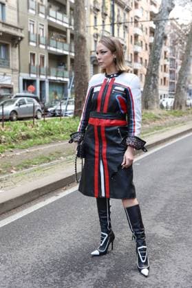 Mailand Fashion Week, Streetstyle Milan Fashion Week 2025 Dolce Gabbana street style in Milan, Italy - 1 Mar 2025 Fashion influencer poses for photographers in street style before Dolce & Gabbana FW 2025 - 2026 fashion show. Milan Women Fashion Week is taking place from February 25 to March 3, 2025 in Milan. Milan Italy Copyright: xTakimotoxMarinax xSOPAxImagesx 649A5436-b