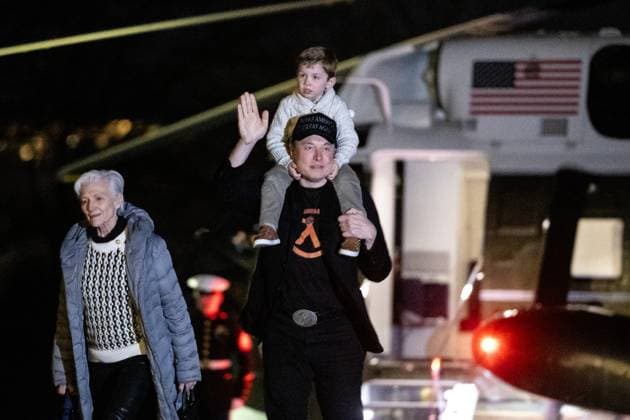 News Themen der Woche KW09 Elon Musk holds his son, X ÃÜ A-12, and walks with his mother, Maye Musk, as he disembarks from Marine One on the South Lawn of the White House in Washington, DC on Sunday, March 2, 2025.  WAX20250302204 FrancisxChung