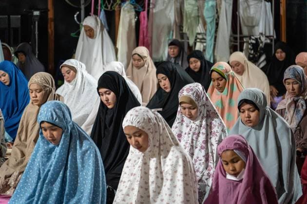 News Themen der Woche KW09 Fastenmonat Ramadan, Eindrücke aus Bangkok, Thailand March 2, 2025, Bangkok, Thailand: A close-up of several female Muslim prayers on the first day of Ramadan at the Foundation of the Islamic Centre of Thailand, Bangkok The first day of Ramadan is a significant occasion for Muslims around the world. It marks the beginning of a month of fasting, prayer, reflection, and community. Bangkok Thailand - ZUMAs197 20250302_aaa_s197_239 Copyright: xNathaliexJamoisx