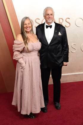 Richard Gibbs mit Ehefrau Linda Gibbs bei der Oscar Verleihung 2025 97th Annual Academy Awards im Dolby Theatre. Los Angeles, 02.03.2025