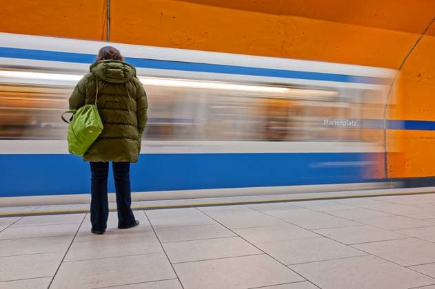 Öffentliche Verkehrsmittel. In der Müchner U-Bahn an der Haltestelle Marienplatz. München Bayern Deutschland *** Public transportation In the Munich underground at the Marienplatz stop Munich Bavaria Germany Copyright: xRolfxPossx