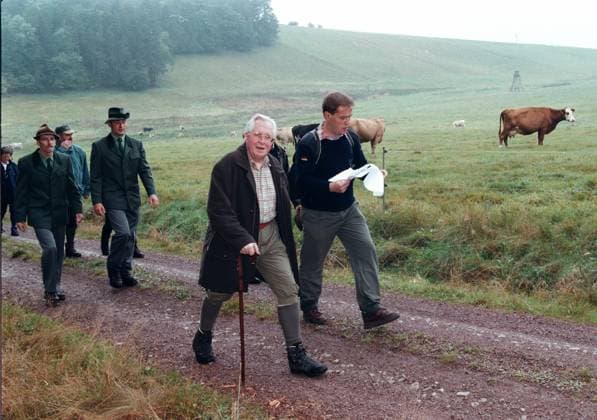 Archivbilder der Woche KW10 Thueringens MP Bernhard Vogel auf Wanderung im Thueringer Wald bei Graefinau-Angstedt Graefinau-Angstedt Thueringen D *** Thuringias MP Bernhard Vogel on a hike in the Thuringian forest near Graefinau Angstedt Graefinau Angstedt Thuringia D