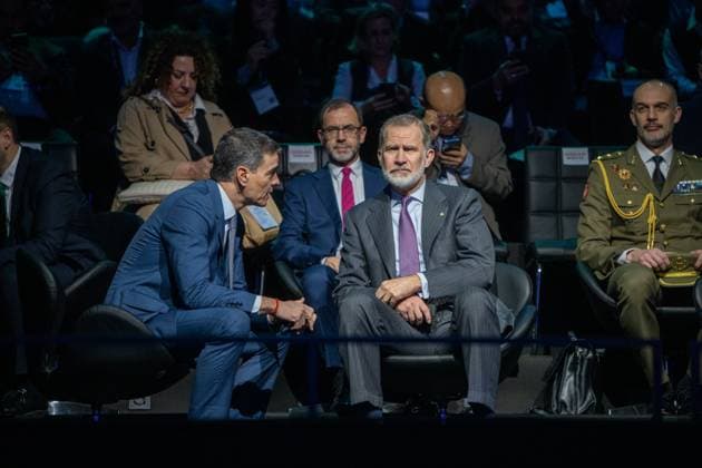 News Themen der Woche KW10 News Bilder des Tages The King inaugurates the Mobile World Congress Barcelona 2025 The President of the Government, Pedro Sánchez i and King Felipe VI d , on his arrival at the inauguration of the MWC Mobile World Congress Barcelona 2025, at the Fira de Barcelona, on March 3, 2025, in LHospitalet de Llobregat, Barcelona, Catalonia Spain The 2025 edition of the MWC is held between March 3 and 6, 2025, and has as its main themes Artificial Intelligence AI and the evolution of 5G in its different applications More than 101 000 visitors are expected, which translates into an estimated economic impact of between 540 and 550 million euros 03 MARCH 2025 MOBILE WORLD CONGRESS TECHNOLOGY Lorena Sopê L™Hospitalet de Llobregat, Barce L™Hospitalet de Llobregat, Barce Espa  Copyright: xLorenaxSopÃªnax 6554545