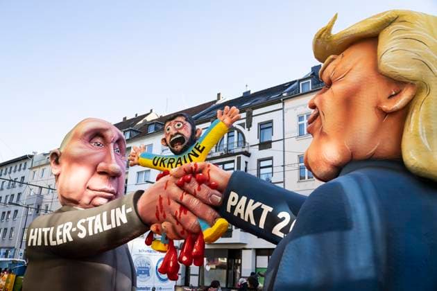 Düsseldorf, NRW, Deutschland. Karneval in Düsseldorf. Mottowagen von Jacques Tilly. Düsseldorf, NRW, Deutschland. 03.03.2025. Karneval in Düsseldorf. Wladimir Putin und Donald Trump pressen den Ukrainischen Präsidenten Wolodymyr Selenskyj aus. Mottowagen von Jacques Tilly. *** Düsseldorf, NRW, Germany Carnival in Düsseldorf Mottowagen by Jacques Tilly Düsseldorf, NRW, Germany 03 03 2025 Carnival in Düsseldorf Vladimir Putin and Donald Trump press the Ukrainian President Volodymyr Selenskyj out of Mottowagen by Jacques Tilly