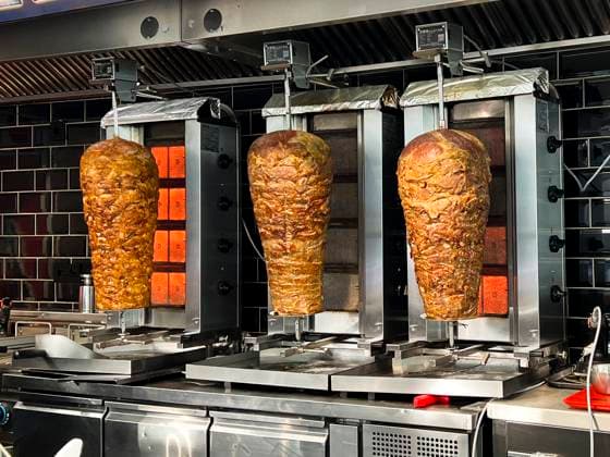 IMAGO Creative, Food, Fast Food, Döner Drehende Doener Spiesse in einem Imbis in Hamburg Ein knapperes Angebot an Rindfleisch schlaegt auf Deutschlands Fast-Food-Branche durch Doener sind sehr viel teurer geworden-- Der Doener Kebab drehendes Grillfleisch ist ein Gericht der tuerkischen Küche. Er besteht aus mit Marinade gewürzten Fleischscheiben, die schichtweise auf einen senkrecht stehenden Drehspieß gesteckt und seitlich gegrillt werden. Von diesem werden nach und nach die aeußeren, gebraeunten Schichten duenn abgeschnitten. Hamburg Deutschland *** Rotating Doener kebabs in a snack bar in Hamburg A shortage of beef is hitting Germanys fast food industry Doener kebabs have become much more expensive The Doener kebab is a dish of Turkish cuisine It consists of slices of me