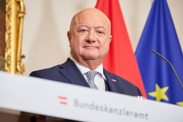 News Themen der Woche KW10 News Bilder des Tages - Wien 03.03.2025 - Angelobung Regierung - Nach der Angelobung der neuen österreichischen Bundesregierung, einer Koalition von ÖVP, SPÖ, NEOS, kam es im Bundeskanzleramt zu der offiziellen Amtsübergabe an den neuen österreichischen Bundeskanzler. PHOTO: Bundeskanzler Christian Stocker (ÖVP). Vienna (AUSTRIA) - After the inauguration of the new Austrian federal government, a coalition of ÖVP, SPÖ, NEOS, the official handover of office to the new Austrian Federal Chancellor took place in the Federal Chancellery. Vereidigung, OVP, SPO, Oevp, SPOe, Amtsübergabe Bundeskanzleramt *** Vienna 03 03 2025 Inauguration Government After the inauguration of the new Austrian federal government, a coalition of ÖVP, SPÖ, NEOS, the official handover 