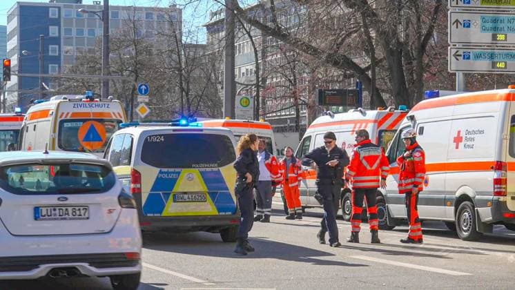News Themen der Woche KW10 News Bilder des Tages Offenbar Auto in Mannheimer Innenstadt in Menschenmenge gefahren: Dramatische Szenen am Rosenmontag in Mannheim - Auto rast offenbar in Menschenmenge in der Mannheimer Innenstadt - Massenanfall von Verletzten wird ausgerufen - Überregionale Einsatzkräft Offenbar Auto in Mannheimer Innenstadt in Menschenmenge gefahren: Dramatische Szenen am Rosenmontag in Mannheim - Auto rast offenbar in Menschenmenge in der Mannheimer Innenstadt - Massenanfall von Verletzten wird ausgerufen - Überregionale Einsatzkräfte auf der Anfahrt - Großräumige Sperrung durch die Polizei *** Apparently car driven into crowd in Mannheim city center Dramatic scenes on Shrove Monday in Mannheim Apparently car driven into crowd in Mannheim city center Mass casual Copyright: xJulianxBuchnerx xEinsatzReport24x