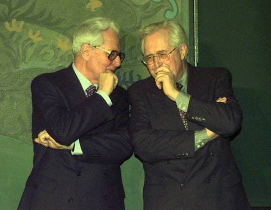 Archivbilder der Woche KW10 RECORD DATE NOT STATED 65. Geburtstag ministerpräsident Bernhard Vogel Eisenach, 19.12.1997 Feier zum 65. Geburtstag von Bernhardt Vogel, Ministerpräsident Thüringen auf der Wartburg im Bild mit seinem Bruder Jochen Vogel (SPD, li.) 65 geburtstag Â¤191297 $gentzel &wartburg eisenach %jochen und bernhard vogel Thüringen Germany *** 65th birthday of minister president Bernhard Vogel Eisenach, 19 12 1997 Celebration of the 65th birthday of Bernhardt Vogel, Minister President of Thuringia at the Wartburg in the picture with his brother Jochen Vogel SPD, li 65 birthday Â¤191297 gentzel wartburg eisenach jochen and bernhard vogel Thuringia Germany Copyright: xMarioxGentzelx