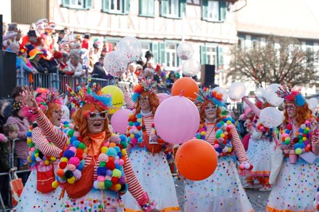 News Themen der Woche KW10 News Bilder des Tages Fastnachtsumzug in Seligenstadt 03.03.2025 In der schönen Altstadt von Seligenstadt ist heute am Rosenmontag der Fastnachtsumzug der Höhepunkt trotz vieler Strassensperrungen und Umleitungen sowie Polizeipräsenz Seligenstadt Hessen Deutschland *** Carnival parade in Seligenstadt 03 03 2025 In the beautiful old town of Seligenstadt, the carnival parade is the highlight today on Rose Monday despite many road closures and detour as well as police presence Seligenstadt Hesse Germany