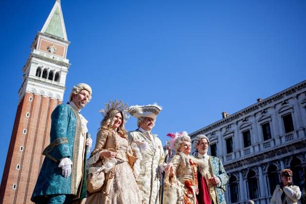 Italien, Venetien, Venedig 03.03.2025, Italien, ITA, Venetien, Venedig, im Bild Venedig, Stadtansichten, Touristen, Reisefeature, Karneval, Masken, maskiert, venezianisch, Reise, Venedig, Venezia, Venetien, Stadtansicht, Campanile, Canale Grande, Markusplatz, Markuskirche, Touristen, Gondel, Gondolere, Faehre, Motorboot, Wassertaxi, Vaporetto, Adria, Lagune, Pfahlbauten, Bruecke, Rialtobruecke, La Gondola, Dogenpalast, Italien, Creativ, Kreativ Venetien *** Italy, Veneto, Venice 03 03 2025, Italy, ITA, Veneto, Venice, in the picture Venice, city views, tourists, travel feature, carnival, masks, masked, Venetian, travel, Venice, Venezia, Veneto, city view, Campanile, Grand Canal, St. Marks Square, St. Marks Church, tourists, gondola, gondoli Italien, Venedig, 03.03.2025-74