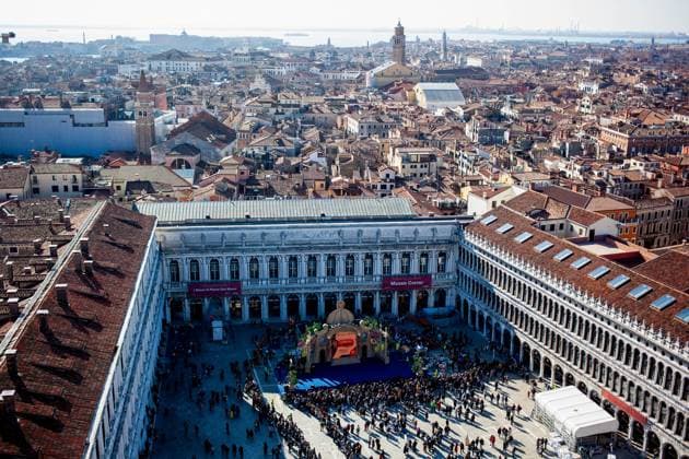 Italien, Venetien, Venedig 03.03.2025, Italien, ITA, Venetien, Venedig, im Bild Venedig, Stadtansichten, Touristen, Reisefeature, Karneval, Masken, maskiert, venezianisch, Reise, Venedig, Venezia, Venetien, Stadtansicht, Campanile, Canale Grande, Markusplatz, Markuskirche, Touristen, Gondel, Gondolere, Faehre, Motorboot, Wassertaxi, Vaporetto, Adria, Lagune, Pfahlbauten, Bruecke, Rialtobruecke, La Gondola, Dogenpalast, Italien, Creativ, Kreativ Venetien *** Italy, Veneto, Venice 03 03 2025, Italy, ITA, Veneto, Venice, in the picture Venice, city views, tourists, travel feature, carnival, masks, masked, Venetian, travel, Venice, Venezia, Veneto, city view, Campanile, Grand Canal, St. Marks Square, St. Marks Church, tourists, gondola, gondoli Italien, Venedig, 03.03.2025-84