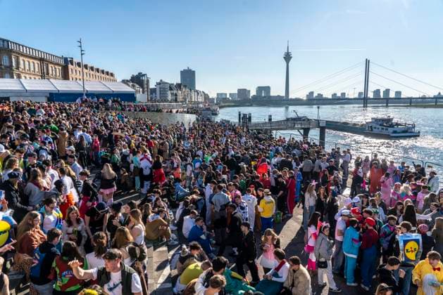 Bilder des Jahres 2025, News 03 März News Themen der Woche KW10 News Bilder des Tages Rosenmontagszug in Düsseldorf, nach dem Zug feiner tausende, meist junge Menschen in der Altstadt, am Rheinufer, an der Rheintreppe am Burgplatz, NRW, Deutschland Rosenmontagszug DUS *** Rose Monday parade in Düsseldorf, after the parade thousands of mostly young people in the old town, on the banks of the Rhine, on the Rhine steps at Burgplatz, NRW, Germany Rose Monday parade DUS