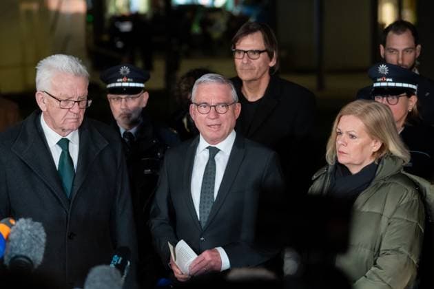 Bilder des Jahres 2025, News 03 März News Themen der Woche KW10 News Bilder des Tages Mannheim, Baden-Württemberg, Germany - March 3, 2025: After a car plowed into a crowd of people in downtown Mannheim. Thomas Strobl (Interior Minister BaWü, Baden-Württemberg) Nancy Faeser (Interior Minister Federal Government) Winfried Kretschmann (Minister President Baden-Württemberg) *** Nachdem ein Auto in eine Menschenmenge in der Innenstadt von Mannheim gerast ist. Thomas Strobl (Innenminister BaWü, Baden-Württemberg) Nancy Faeser (Innenminsterin Bundesregierung) Winfried Kretschmann (Ministerpräsident Baden-Württemberg)