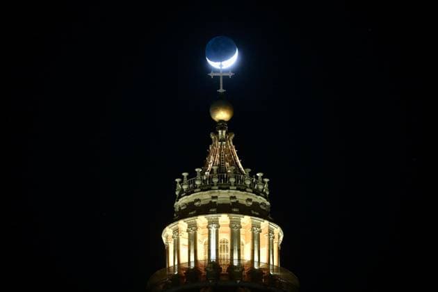 Bilder des Jahres 2025, News 03 März News Themen der Woche KW10 News Bilder des Tages March 3, 2025, CittÃ Del Vaticano: La luna tramonta dietro la cupola della basilica di San Pietro, CittÃ del Vaticano, 3 marzo 2025. The moon sets behind the dome of St. Peter s Basilica, Vatican City, 03 March 2025. ANSA ALESSANDRO DI MEO CittÃ Del Vaticano  - ZUMAa110 20250303_zaf_a110_029 Copyright: xAlessandroxDixMeox
