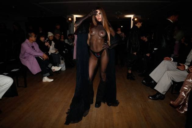 Front row during the Weinsanto Womenswear Ready To Wear Fall Winter 2025 20266 show during Paris Fashion Week PFW Clara Berry wears a fake silicone breast on the front row of the Weinsanto Womenswear Ready To Wear Fall Winter 2025 20266 show during Paris Fashion Week PFW , in Paris, France, on March 3, 2025 Christophe Clovis Bestimage Celebs during the Weinsanto Womenswear Ready To Wear Fall Winter 2025 20266 show during Paris Fashion Week PFW , in Paris, France, on March 3, 2025 Paris France  Copyright: xChristophexClovisx xBestimagexChristophexClovisx xBestimagex