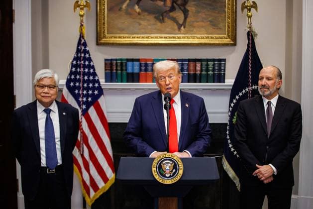 Bilder des Jahres 2025, News 03 März News Themen der Woche KW10 News Bilder des Tages DC: President Trump Announces $100 billion U.S. Investment by TSMC U.S. President Donald Trump announces a $100 billion U.S. investment by Taiwan Semiconductor Manufacturing Company (TSMC) alongside TSMC CEO C. C. Wei (left) and Commerce Secretary Howard Lutnick (right) in the Roosevelt Room of the White House on March 3, 2025, in Washington, D.C. TSMC is the leading manufacturer of high end semiconductor chips in the world. (Photo by Samuel Corum Pool ABACAPRESS.COM) Washington DC United States  Copyright: xPool ABACAx