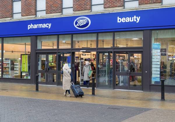 Boots pharmacy chemist shop, High Street, Stadt Lincoln, Lincolnshire, England, UK Boots pharmacy chemist shop, High Street, city of Lincoln, Lincolnshire, England, UK Copyright: imageBROKER IanxMurray iblimu12809902.jpg
