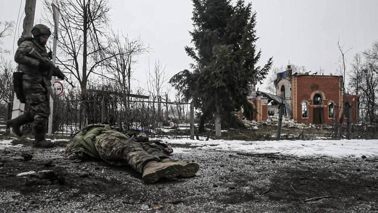Bilder des Jahres 2025, News 03 MÃ¤rz News Themen der Woche KW10 News Bilder des Tages RUSSIA, KURSK REGION - MARCH 3, 2025: The body of a Ukrainian serviceman lies on the ground as the Sever North Group of Forces recaptures the village of Pogrebki, north of Sudzha. Video screen grab. Best quality available. Russian Defence Ministry TASS  78837895
