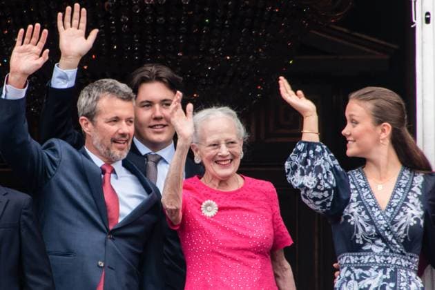 HM King Frederik turns 56 in Copenhagen, Denmark - 26 May 2024 King Frederik X (L) waves together with Crown Prince Christian (2-L), Queen Margrethe (C) and Princess Isabella (R) from the balcony of Frederik VIII s Palace, Amalienborg Castle. In celebration of the King s birthday as he turns 56 years old, he and the Royal Family will appear on the balcony of Frederik VIII s Palace at 12 noon. Copenhagen Denmark Copyright: xKristianxTuxenxLadegaardxBergx xSOPAxImagesx IMG_9323 copy