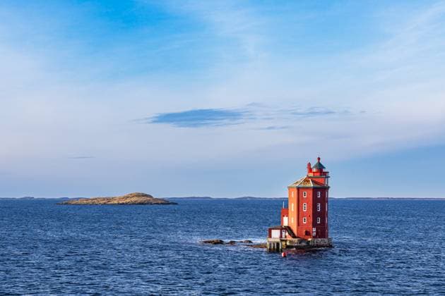 Blick auf den Leuchtturm Kjeungskjaer Fyr in Norwegen. *** View at the Lighthouse Kjeungskjaer Fyr in Norway 1042602339