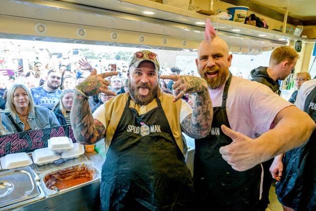 Bilder des Jahres 2025, Entertainment 03 März Entertainment Themen der Woche KW10 Entertainment Bilder des Tages Teddy Swims serving jacket potatoes at Tamworth Market with Spudman and Martyn Ford, West Midlands, UK Teddy Swims, Jaten Dimsdale serving jacket potatoes at Tamworth Market with Spudman Ben Newman, Tamworth, West Midlands, UK, Credit:Jules Annan Avalon  Copyright: xJulesxAnnanx xAvalonx 0971935888