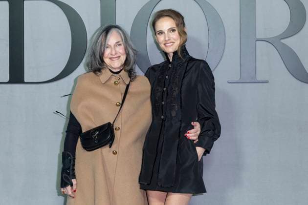 Photocall dau défilé Christian Dior Mode Féminine Prêt À Porter Automne Hiver 2025 2026 lors de la Fashion Week de Paris PFW Natalie Portman et sa mère Shelley Stevens au photocall du défilé Christian Dior Mode Féminine Prêt À Porter Automne Hiver 2025 2026 lors de la Fashion Week de Paris PFW , in Paris, France, March 4, 2025 Olivier Borde Bestimage Photocall at the Christian Dior Womenswear Ready to Wear Fall Winter 2025 2026 show during Paris Fashion Week PFW , in Paris, France, March 4, 2025 Paris France  Copyright: xOLIVIERxBORDEx xBESTIMAGExOLIVIERxBORDEx xBESTIMAGEx