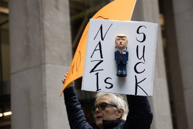 News Themen der Woche KW10 RECORD DATE NOT STATED Anti-Trump, Anti-Musk Demonstrators Protest Across The Nation Hours Before Trump™s Joint Address To Congress Hundreds of demonstrators gather outside the News Corporation headquarters, the parent company of Fox News, in Midtown Manhattan on March 4, 2025, in New York City. Participants protest against former President Donald Trump, billionaire Elon Musk, and Fox News while praising Ukrainian President Volodymyr Zelensky as a hero. Trump is scheduled to deliver an address to a joint session of Congress later tonight. New York City United States  Copyright: xMelissaxBenderx originalFilename: bender-notitle250304_npn42.jpg