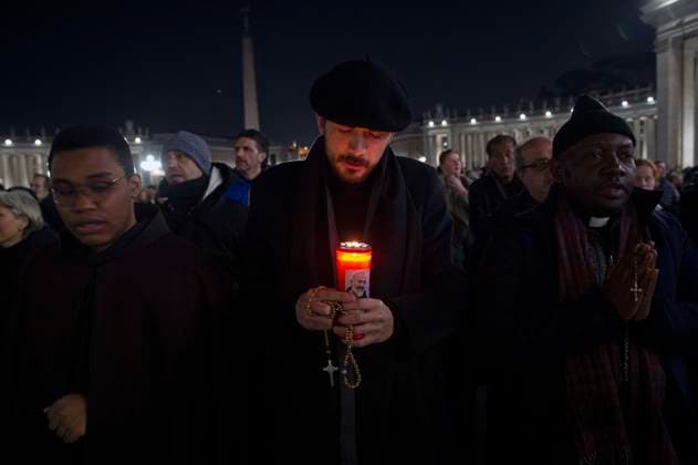 Bilder des Jahres 2025, News 03 März News Themen der Woche KW10 News Bilder des Tages ITALY - ROSARY PRAYER HELD FOR THE HEALTH OF POPE FRANCIS IN ST PETER S SQUARE AT THE VATICAN - 2025 3 4 Italy, Rome, Vatican, 2025 3 4 Faithful pray during a rosary prayer for Pope Francis health in St. Peter s Square at the Vatican EDITORIAL USE ONLY - NO BOOKS Copyright: xALESSIAxGIULIANIx