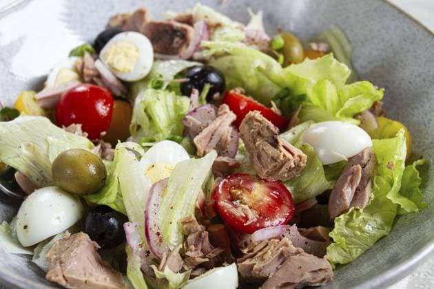 Salat mit Thunfisch aus der Dose, Gemüsesalat mit Wachteleiern, Kopfsalat, roten Zwiebeln, Kirschtomaten, Oliven, Keto Essen, gesundes Essen, hausgemacht, ohne Menschen Salad with canned tuna, vegetable salad with quail eggs, lettuce, red onion, cherry tomatoes, olives, keto food, healthy food, homemade, no people Copyright: imageBROKER GalinaxDidebashvili ibxggd12653223.jpg