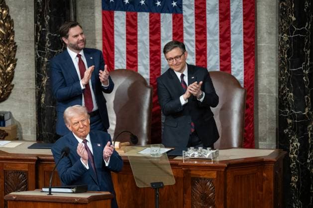 News Themen der Woche KW10 News Bilder des Tages Vice President JD Vance and House Speaker Mike Johnson applaud as President Donald Trump addresses a joint session of Congress at the U.S. Capitol in Washington DC, on Tuesday, March 4, 2025.  WAP29250304321 AnnabellexGordon