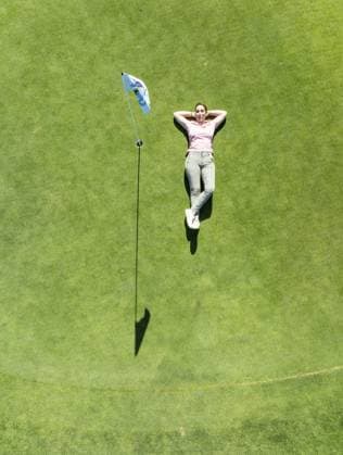 Eine Frau liegt auf dem Grün des La Noria Golf Resorts. Luftaufnahme. Drohnenaufnahme. Provinz Málaga, Andalusien, Spanien, Europa Woman lying on the green at the La Noria Golf Resort. Aerial view. Drone shot. Málaga province, Andalusia, Spain, Europe Copyright: imageBROKER ThomasxDressler ibxtdr12832669.jpg ,model released, Symbolfoto ,property released