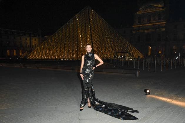 PFW Le Grand Diner du Louvre Arrivals Photocall Natasha Poly attending the Le Grand Diner du Louvre Arrivals Photocall at the Musee du Louvre as part of Paris Fashion Week on March 04, 2025 in Paris, France. Photo by Aurore Marechal ABACAPRESS.COM Paris France  Copyright: xMarechalxAurore ABACAx