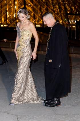 Le Grand Diner du Louvre photo call Gigi Hadid et Jeremy Scott Photo Call du Le Grand Diner du Louvre lors de la Fashion Week à Paris le 5 mars 2025 Olivier Borde Bestimage Photo call Le Grand Diner du Louvre during Fashion Week in Paris on March 5th, 2025 Paris France  Copyright: xOLIVIERxBORDEx xBESTIMAGExOLIVIERxBORDEx xBESTIMAGEx