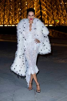 Le Grand Diner du Louvre photo call Farida Khelfa Photo Call du Le Grand Diner du Louvre lors de la Fashion Week à Paris le 5 mars 2025 Olivier Borde Bestimage Photo call Le Grand Diner du Louvre during Fashion Week in Paris on March 5th, 2025 Paris France  Copyright: xOLIVIERxBORDEx xBESTIMAGExOLIVIERxBORDEx xBESTIMAGEx