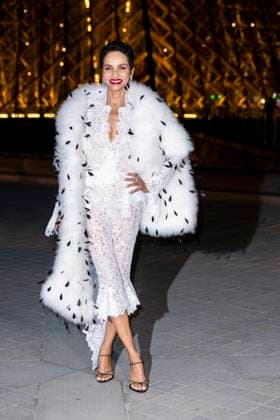 Le Grand Diner du Louvre photo call Farida Khelfa Photo Call du Le Grand Diner du Louvre lors de la Fashion Week à Paris le 5 mars 2025 Olivier Borde Bestimage Photo call Le Grand Diner du Louvre during Fashion Week in Paris on March 5th, 2025 Paris France  Copyright: xOLIVIERxBORDEx xBESTIMAGExOLIVIERxBORDEx xBESTIMAGEx