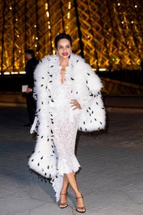 Le Grand Diner du Louvre photo call Farida Khelfa Photo Call du Le Grand Diner du Louvre lors de la Fashion Week à Paris le 5 mars 2025 Olivier Borde Bestimage Photo call Le Grand Diner du Louvre during Fashion Week in Paris on March 5th, 2025 Paris France  Copyright: xOLIVIERxBORDEx xBESTIMAGExOLIVIERxBORDEx xBESTIMAGEx