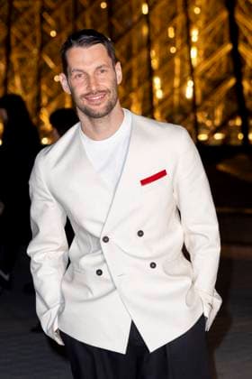 Le Grand Diner du Louvre photo call Simon Porte Jacquemus Photo Call du Le Grand Diner du Louvre lors de la Fashion Week à Paris le 5 mars 2025 Olivier Borde Bestimage Photo call Le Grand Diner du Louvre during Fashion Week in Paris on March 5th, 2025 Paris France  Copyright: xOLIVIERxBORDEx xBESTIMAGExOLIVIERxBORDEx xBESTIMAGEx