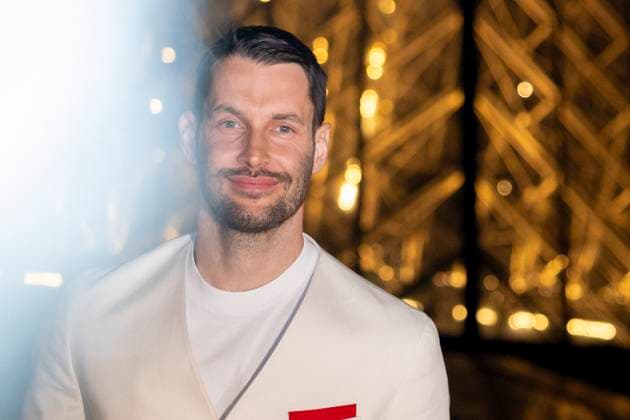 Le Grand Diner du Louvre photo call Simon Porte Jacquemus Photo Call du Le Grand Diner du Louvre lors de la Fashion Week à Paris le 5 mars 2025 Olivier Borde Bestimage Photo call Le Grand Diner du Louvre during Fashion Week in Paris on March 5th, 2025 Paris France  Copyright: xOLIVIERxBORDEx xBESTIMAGExOLIVIERxBORDEx xBESTIMAGEx