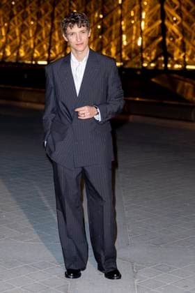 Le Grand Diner du Louvre photo call Aliocha Schneider Photo Call du Le Grand Diner du Louvre lors de la Fashion Week à Paris le 5 mars 2025 Olivier Borde Bestimage Photo call Le Grand Diner du Louvre during Fashion Week in Paris on March 5th, 2025 Paris France  Copyright: xOLIVIERxBORDEx xBESTIMAGExOLIVIERxBORDEx xBESTIMAGEx