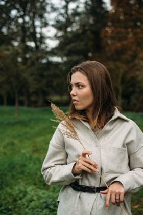 Creative Highlights Symbolfotos A girl with a spikelet in her hand? looks out of frame Enschede, Overijssel, Netherlands CR_MAPU250219-1644561-01 ,model released, Symbolfoto
