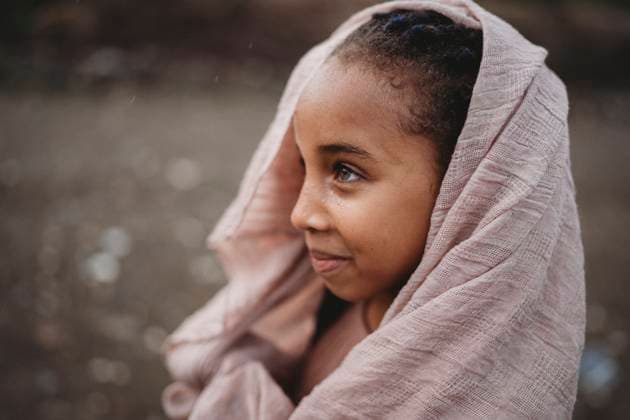 Creative Highlights Symbolfotos Beautiful black girl with scarf on her head outside in countryside Shenandoah, Virginia, United States CR_TANI250303-1668667-01 ,model released, Symbolfoto