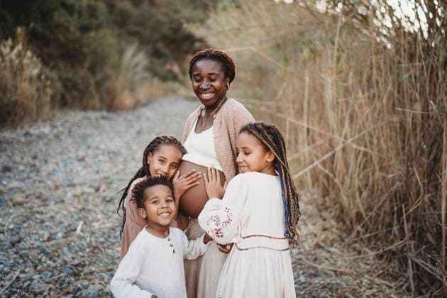 IMAGO Creative, Diversity, Mütter Black pregnant mother and mix race kids touching belly Shenandoah, Virginia, United States CR_TANI250303-1668813-01 ,model released, Symbolfoto