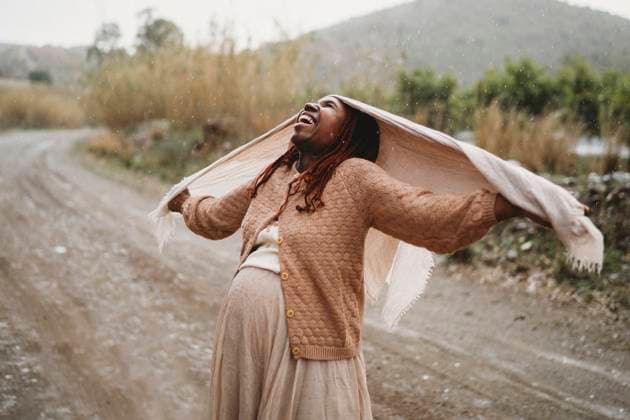 Happy black pregnant woman dancing in rain feeling joy Shenandoah, Virginia, United States CR_TANI250303-1668861-01 ,model released, Symbolfoto