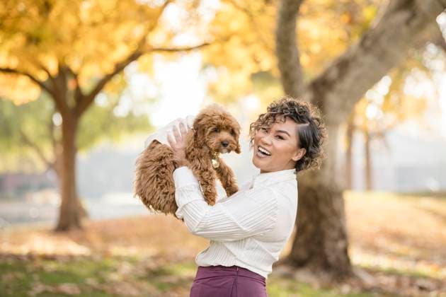 Happy woman holding her fluffy dog in a scenic autumn park San Francisco, California, United States R_HOOX250220A-1605117-01 ,model released, Symbolfoto ,property released