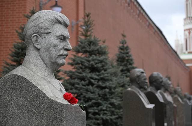 News Themen der Woche KW10 News Bilder des Tages Russia Stalin Death Anniversary 8871436 05.03.2025 Flowers are placed at the Soviet leader Joseph Stalin s grave by the Kremlin Wall on the day of the 72nd anniversary of his death, in Moscow, Russia. Kirill Kallinikov Sputnik Moscow Russia  Copyright: xKirillxKallinikovx